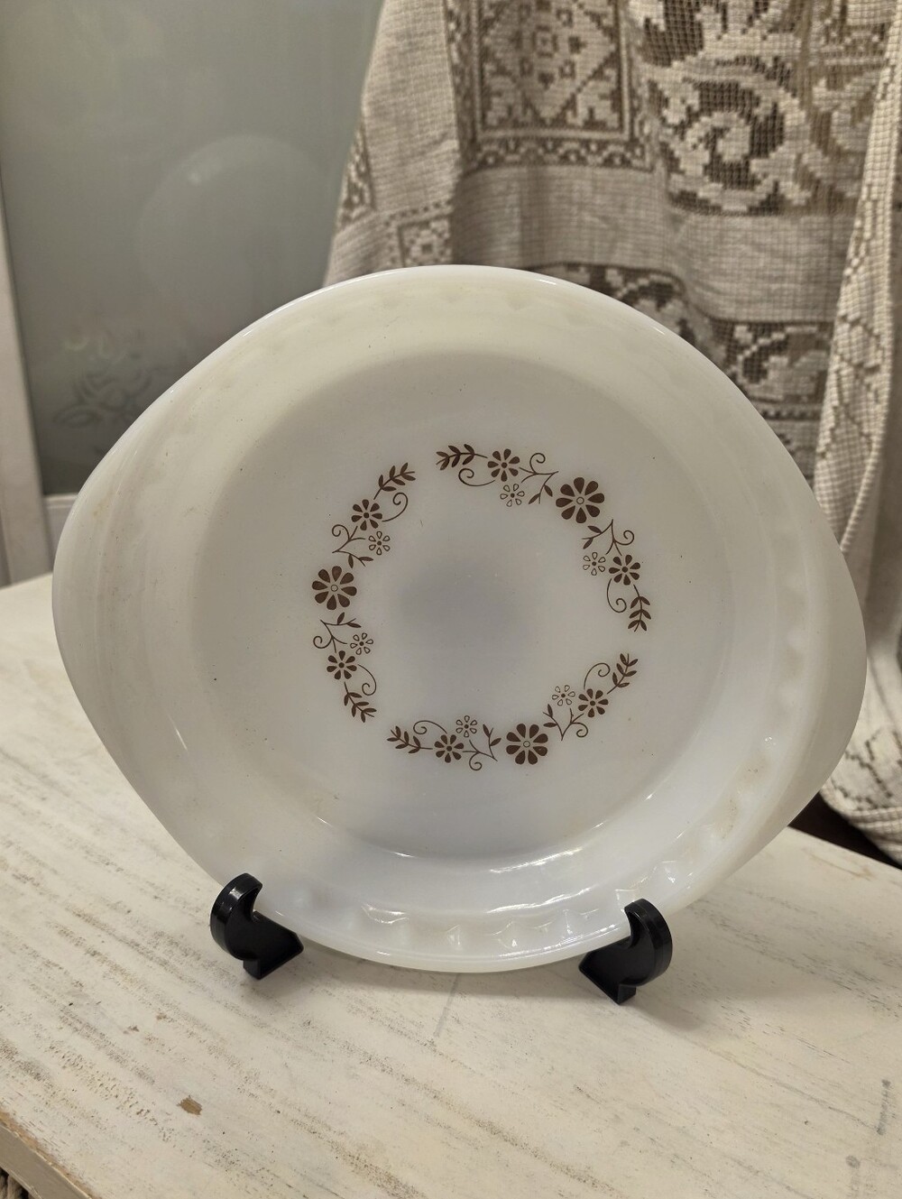 Vintage Dynaware Pyr-O-Rey Milk Glass Pie Pan Dish Brown Daisy Wreath 9"
